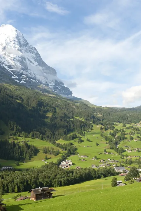 Gerahmter Druck : Schneebedeckte Nordwand des Eiger. Gerahmter Druck : Schneebedeckte Nordwand des Eiger.