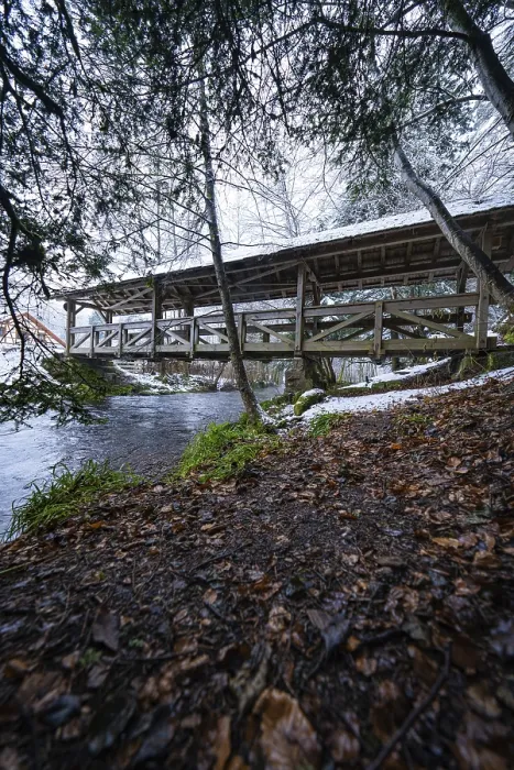 Gerahmter Druck : Schneebedeckter Brücke über einen Bach. Gerahmter Druck : Schneebedeckter Brücke über einen Bach.