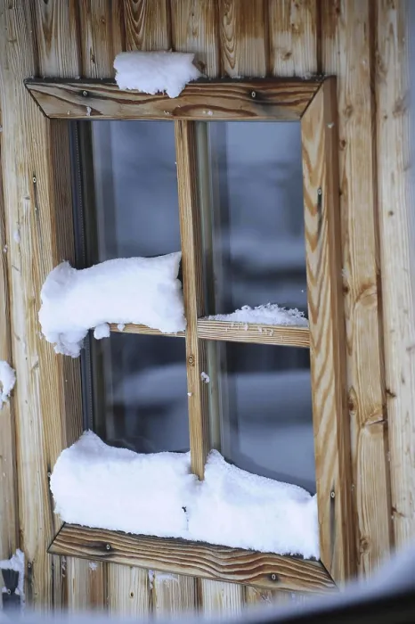 Gerahmter Druck : Ein mit Schnee bedeckter Fenster im Winter. Gerahmter Druck : Ein mit Schnee bedeckter Fenster im Winter.