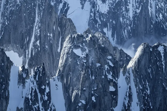 Gerahmter Druck : Schnee und Eis, epische Berge mit steilen Klippen. Gerahmter Druck : Schnee und Eis, epische Berge mit steilen Klippen.