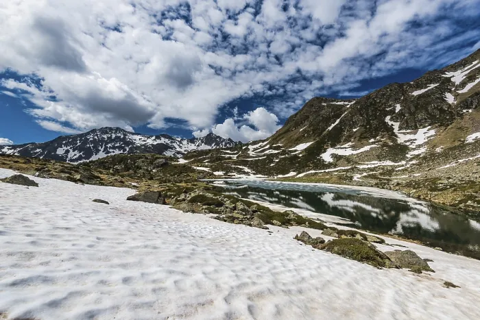 Gerahmter Druck : Schneefelder in den Pyrenäen im Frühling. Gerahmter Druck : Schneefelder in den Pyrenäen im Frühling.