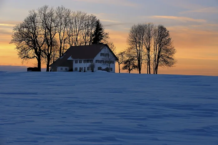Gerahmter Druck : Schneefläche mit einem Haus im Abendlicht. Gerahmter Druck : Schneefläche mit einem Haus im Abendlicht.