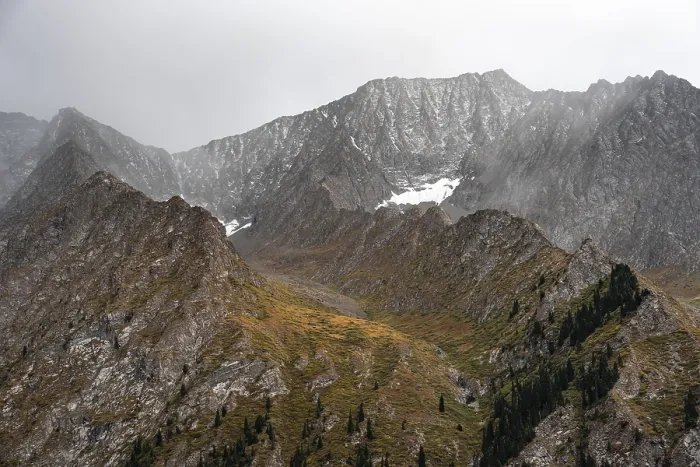 Gerahmter Druck : Schnee und Felsen, Bergtal. Gerahmter Druck : Schnee und Felsen, Bergtal.