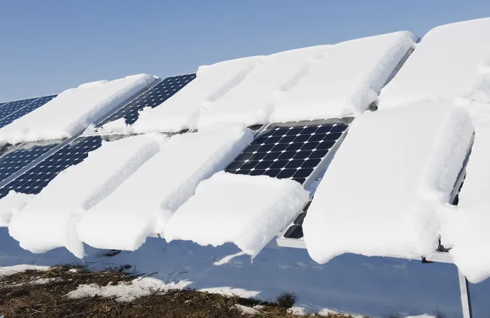Gerahmter Druck : Schnee, der von Solarmodulen abrutscht in Winter. Gerahmter Druck : Schnee, der von Solarmodulen abrutscht in Winter.