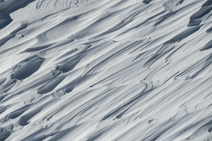 Gerahmter Druck : Schneedecke mit Strukturen, geformt durch den Wind. Gerahmter Druck : Schneedecke mit Strukturen, geformt durch den Wind.