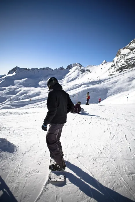 Gerahmter Druck : Ein Snowboarder in Aktion. Gerahmter Druck : Ein Snowboarder in Aktion.