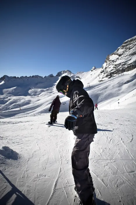 Gerahmter Druck : Ein Snowboarder in Aktion. Gerahmter Druck : Ein Snowboarder in Aktion.