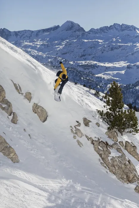 Gerahmter Druck : Ein Snowboarder in dynamischer Pose navigiert einen steilen. Gerahmter Druck : Ein Snowboarder in dynamischer Pose navigiert einen steilen.