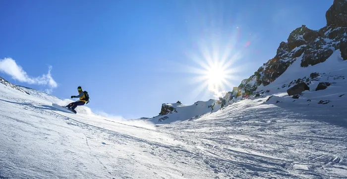 Gerahmter Druck : Schneebrettfahrer mit Splitboard fährt im Schnee. Gerahmter Druck : Schneebrettfahrer mit Splitboard fährt im Schnee.
