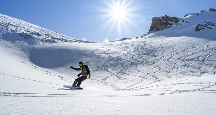 Gerahmter Druck : Schneebretter fährt mit Splitboard im Schnee.