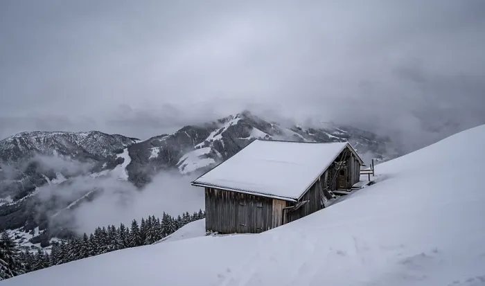 Gerahmter Druck : Schneefall, Bergschutzhütte im Schnee Gerahmter Druck : Schneefall, Bergschutzhütte im Schnee