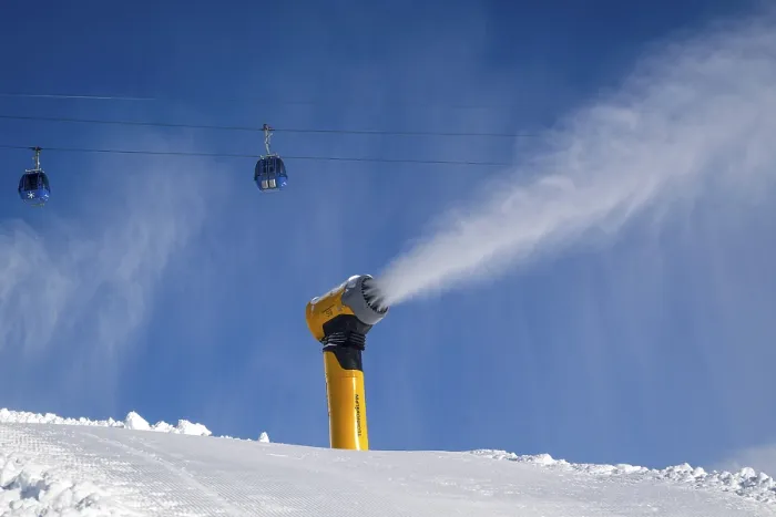 Gerahmter Druck : Schneemachinsystem und Seilbahn Gerahmter Druck : Schneemachinsystem und Seilbahn
