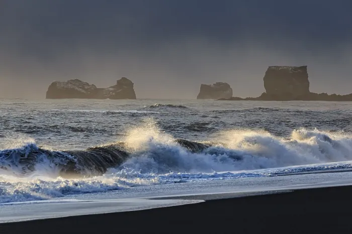 Gerahmter Druck : Schneeverwehte Strand, Wellen, Wind, dunkle Wolken. Gerahmter Druck : Schneeverwehte Strand, Wellen, Wind, dunkle Wolken.