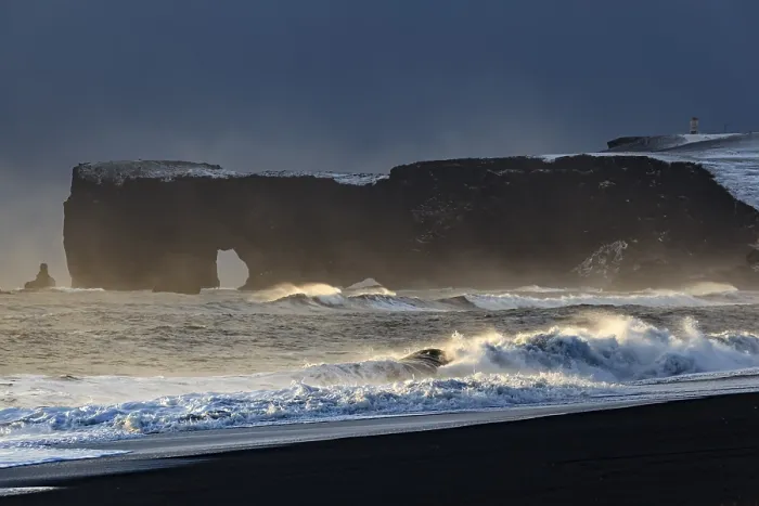Gerahmter Druck : Schneebeständiger Strand, Wellen, Wind, dunkle Wolken. Gerahmter Druck : Schneebeständiger Strand, Wellen, Wind, dunkle Wolken.