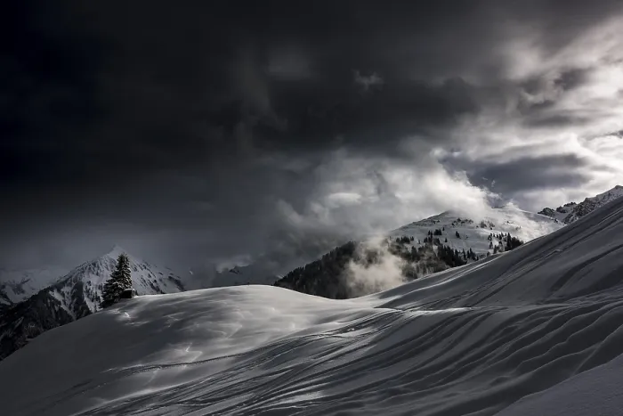 Gerahmter Druck : Schneebewölkter Berglandschaft, dramatisches Licht mit dunklen Wolken. Gerahmter Druck : Schneebewölkter Berglandschaft, dramatisches Licht mit dunklen Wolken.