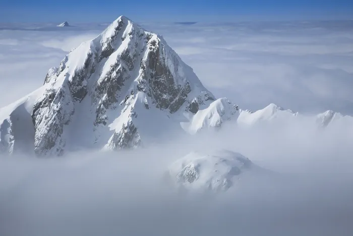 Gerahmter Druck : Schneedecker, Lutispitz über Wolkendecke. Gerahmter Druck : Schneedecker, Lutispitz über Wolkendecke.