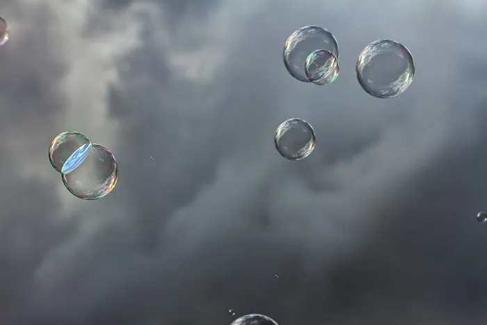 Gerahmter Druck : Seifenblasen irisches, schwebend vor dunklen Wolken. Gerahmter Druck : Seifenblasen irisches, schwebend vor dunklen Wolken.