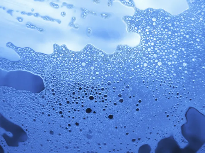 Gerahmter Druck : Seifenblasen auf dem Glas. Gerahmter Druck : Seifenblasen auf dem Glas.