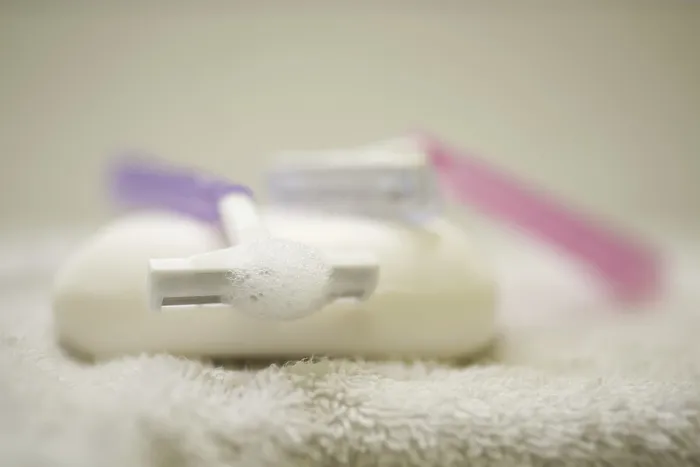 Gerahmter Druck : Seife und Rasierer im Badezimmer. Gerahmter Druck : Seife und Rasierer im Badezimmer.