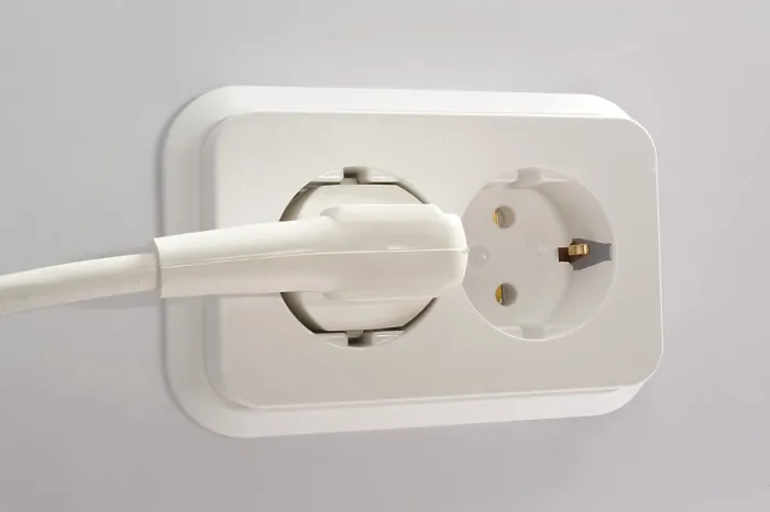 Gerahmter Druck : Steckdose, Kabel, Stecker Gerahmter Druck : Steckdose, Kabel, Stecker