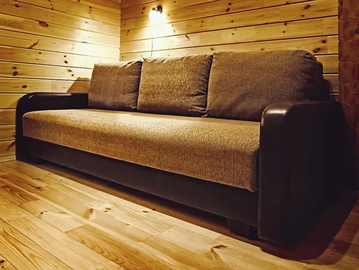 Gerahmter Druck : Sofa in der Ecke des Raums. Gerahmter Druck : Sofa in der Ecke des Raums.