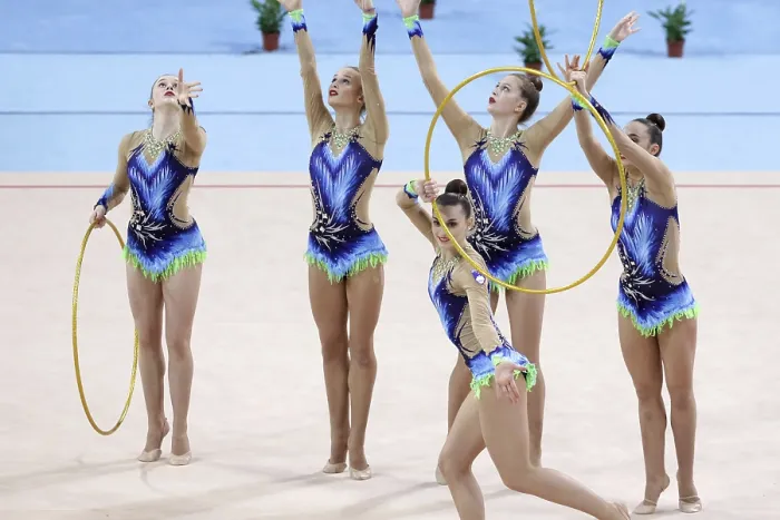 Gerahmter Druck : Sofia, Bulgarien - 30. März 2018: Team Slowenien performiert mit Reifen während Rhythmisches Gymnastik-Weltcup Sofia 2018 Gerahmter Druck : Sofia, Bulgarien - 30. März 2018: Team Slowenien performiert mit Reifen während Rhythmisches Gymnastik-Weltcup Sofia 2018
