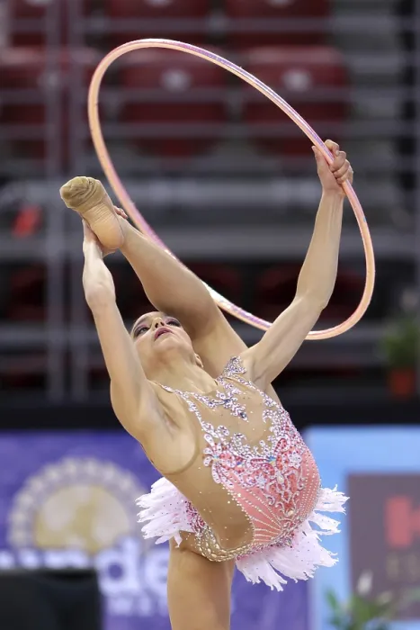 Gerahmter Druck : Sofia, Bulgarien - 30. März 2018: Sara Llana Spanien führt ein Seiltanz während Rhythmische Gymnastik Weltcup Sofia 2018 Gerahmter Druck : Sofia, Bulgarien - 30. März 2018: Sara Llana Spanien führt ein Seiltanz während Rhythmische Gymnastik Weltcup Sofia 2018