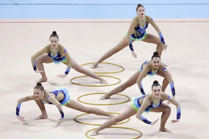 Gerahmter Druck : Sofia, Bulgarien - 30. März 2018: Team Slowenien zeigt mit Reifen bei Rhythmische Gymnastik-Weltcup Sofia 2018 Gerahmter Druck : Sofia, Bulgarien - 30. März 2018: Team Slowenien zeigt mit Reifen bei Rhythmische Gymnastik-Weltcup Sofia 2018