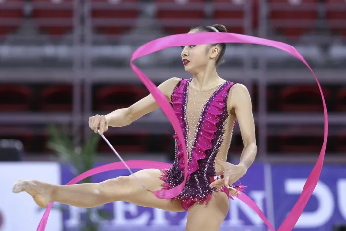 Gerahmter Druck : Sofia, Bulgarien - 6. Mai 2017: Katherine Uchida aus Kanada performt während Rhythmische Gymnastik-Weltcup Sofia 2017. Gerahmter Druck : Sofia, Bulgarien - 6. Mai 2017: Katherine Uchida aus Kanada performt während Rhythmische Gymnastik-Weltcup Sofia 2017.