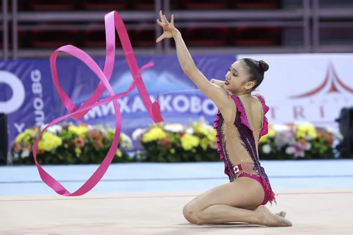 Gerahmter Druck : Sofia, Bulgarien - 6. Mai, 2017: Katherine Uchida aus Kanada tritt während Rhythmische Gymnastik-Weltcup Sofia 2017 auf. Gerahmter Druck : Sofia, Bulgarien - 6. Mai, 2017: Katherine Uchida aus Kanada tritt während Rhythmische Gymnastik-Weltcup Sofia 2017 auf.