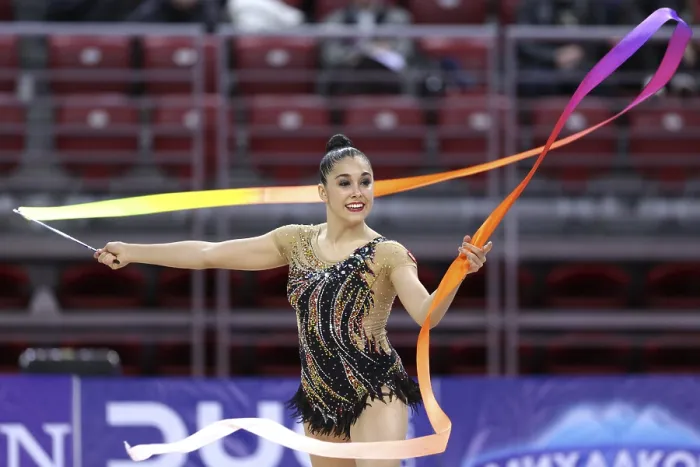 Gerahmter Druck : Sofia, Bulgarien - 6. Mai 2017: Selen Bektas aus der Türkei tritt während des Rhythmischen Gymnastik-Weltcups Sofia 2017 auf. Gerahmter Druck : Sofia, Bulgarien - 6. Mai 2017: Selen Bektas aus der Türkei tritt während des Rhythmischen Gymnastik-Weltcups Sofia 2017 auf.