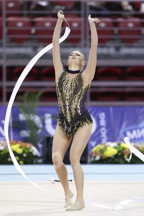 Gerahmter Druck : Sofia, Bulgarien - 6. Mai 2017: Nicol Ruprecht aus Österreich performt während des Turnier der Rhythmischen Sportgymnastik Weltcup Sofia 2017. Gerahmter Druck : Sofia, Bulgarien - 6. Mai 2017: Nicol Ruprecht aus Österreich performt während des Turnier der Rhythmischen Sportgymnastik Weltcup Sofia 2017.