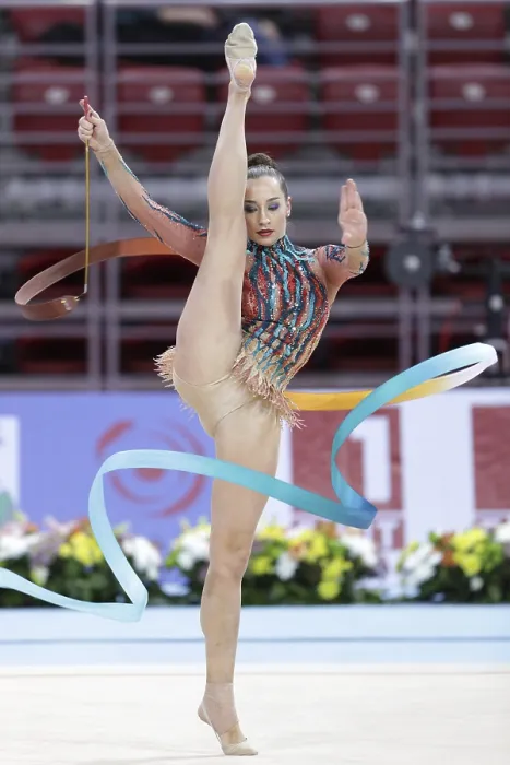 Gerahmter Druck : Sofia, Bulgarien - 6. Mai, 2017: Katsiaryna Halkina aus Weißrussland tritt während des Rhythmischen Gymnastik-Weltcups Sofia 2017 auf. Gerahmter Druck : Sofia, Bulgarien - 6. Mai, 2017: Katsiaryna Halkina aus Weißrussland tritt während des Rhythmischen Gymnastik-Weltcups Sofia 2017 auf.