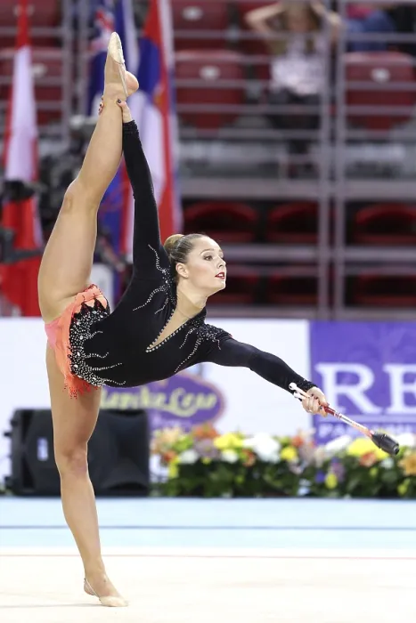 Gerahmter Druck : Sofia, Bulgarien - 6. Mai 2017: Fanny Cecilie Lunde aus Norwegen tritt während Rhythmische Gymnastik-Weltcup Sofia 2017 auf. Gerahmter Druck : Sofia, Bulgarien - 6. Mai 2017: Fanny Cecilie Lunde aus Norwegen tritt während Rhythmische Gymnastik-Weltcup Sofia 2017 auf.