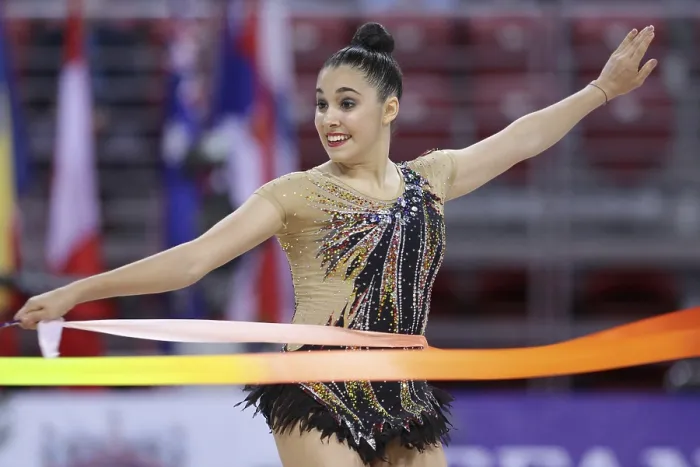 Gerahmter Druck : Sofia, Bulgarien - 6. Mai 2017: Selen Bektas aus der Türkei tritt während des Rhythmischen Gymnastik-Weltcups Sofia 2017 auf. Gerahmter Druck : Sofia, Bulgarien - 6. Mai 2017: Selen Bektas aus der Türkei tritt während des Rhythmischen Gymnastik-Weltcups Sofia 2017 auf.