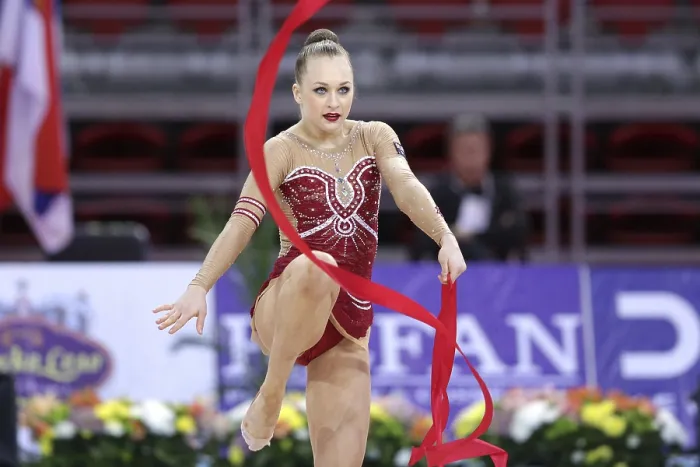 Gerahmter Druck : Sofia, Bulgarien - 6. Mai 2017: Tara Knox Wilkie aus Australien tritt während Rhythmische Gymnastik-Weltcup Sofia 2017 auf. Gerahmter Druck : Sofia, Bulgarien - 6. Mai 2017: Tara Knox Wilkie aus Australien tritt während Rhythmische Gymnastik-Weltcup Sofia 2017 auf.
