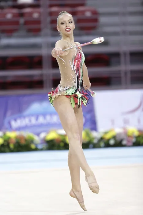 Gerahmter Druck : Sofia, Bulgarien - 6. Mai 2017: Maria Sergeeva aus Russland tritt während Rhythmische Gymnastik-Weltcup Sofia 2017 auf. Gerahmter Druck : Sofia, Bulgarien - 6. Mai 2017: Maria Sergeeva aus Russland tritt während Rhythmische Gymnastik-Weltcup Sofia 2017 auf.