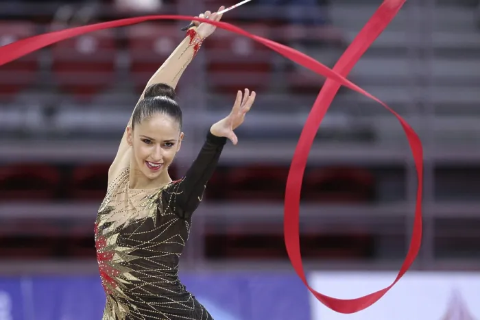 Gerahmter Druck : Sofia, Bulgarien - 6. Mai 2017: Neviana Vladinova aus Bulgarien tritt während Rhythmische Gymnastik-Weltcup Sofia 2017 auf. Gerahmter Druck : Sofia, Bulgarien - 6. Mai 2017: Neviana Vladinova aus Bulgarien tritt während Rhythmische Gymnastik-Weltcup Sofia 2017 auf.