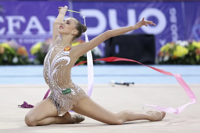 Gerahmter Druck : Sofia, Bulgarien - 6. Mai 2017: Karina Kuznetsova aus Russland tritt während Rhythmische Gymnastik-Weltcup Sofia 2017 auf. Gerahmter Druck : Sofia, Bulgarien - 6. Mai 2017: Karina Kuznetsova aus Russland tritt während Rhythmische Gymnastik-Weltcup Sofia 2017 auf.