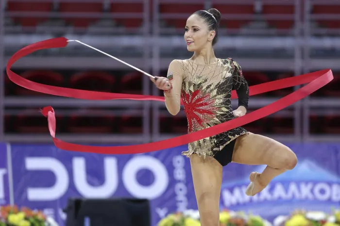 Gerahmter Druck : Sofia, Bulgarien - 6. Mai 2017: Neviana Vladinova aus Bulgarien tritt während des Rhythmischen Gymnastik-Weltcups Sofia 2017 auf.