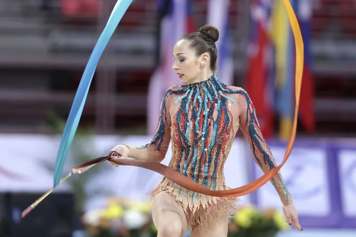Gerahmter Druck : Sofia, Bulgarien - 6. Mai 2017: Fanny Cecilie Lunde aus Norwegen tritt während Rhythmische Gymnastik-Weltcup Sofia 2017 auf. Gerahmter Druck : Sofia, Bulgarien - 6. Mai 2017: Fanny Cecilie Lunde aus Norwegen tritt während Rhythmische Gymnastik-Weltcup Sofia 2017 auf.