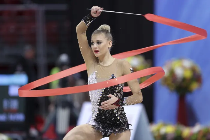 Gerahmter Druck : Sofia, Bulgarien - 6. Mai, 2017: Noemi Peschel aus Deutschland tritt während des Rhythmischen Gymnastik-Weltcups Sofia 2017 auf. Gerahmter Druck : Sofia, Bulgarien - 6. Mai, 2017: Noemi Peschel aus Deutschland tritt während des Rhythmischen Gymnastik-Weltcups Sofia 2017 auf.
