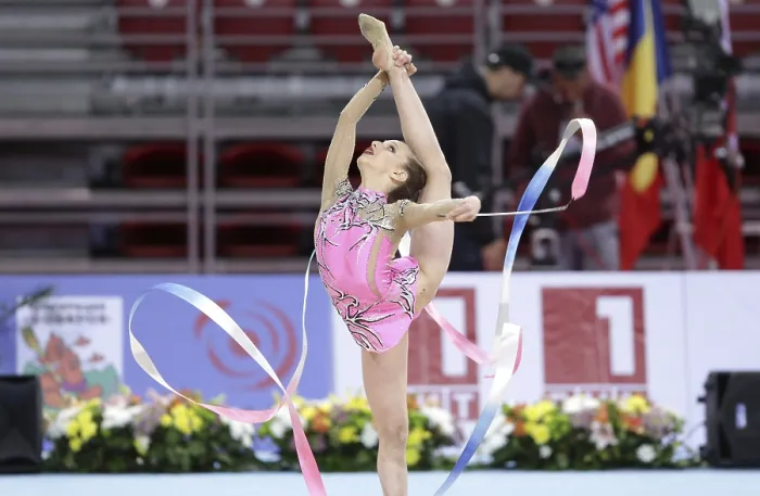 Gerahmter Druck : Sofia, Bulgarien - 6. Mai 2017: Nastasija Gvozdic aus Serbien tritt während Rhythmische Gymnastik-Weltcup Sofia 2017 auf. Gerahmter Druck : Sofia, Bulgarien - 6. Mai 2017: Nastasija Gvozdic aus Serbien tritt während Rhythmische Gymnastik-Weltcup Sofia 2017 auf.
