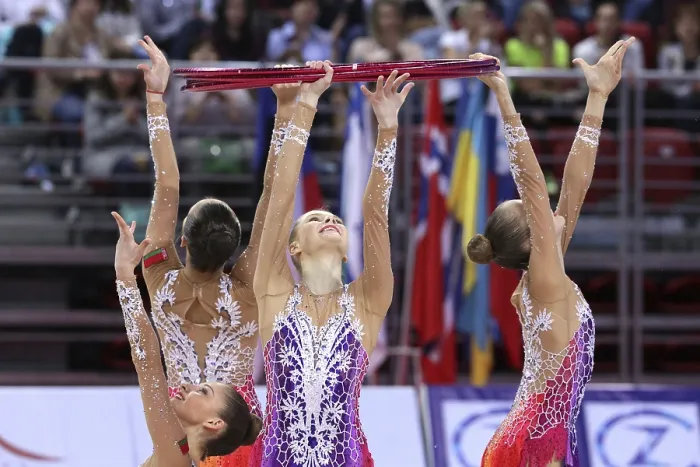 Gerahmter Druck : Sofia, Bulgarien - 7. Mai 2017: Team Belarus performs während Rhythmisches Gymnastik Weltcup Sofia 2017 Gerahmter Druck : Sofia, Bulgarien - 7. Mai 2017: Team Belarus performs während Rhythmisches Gymnastik Weltcup Sofia 2017