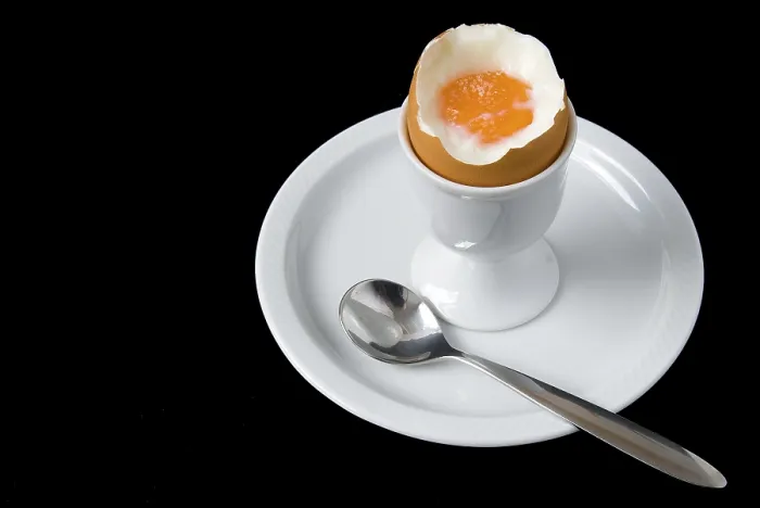 Gerahmter Druck : Weichgekochtes Frühstücksei in einem Eierbecher. Gerahmter Druck : Weichgekochtes Frühstücksei in einem Eierbecher.