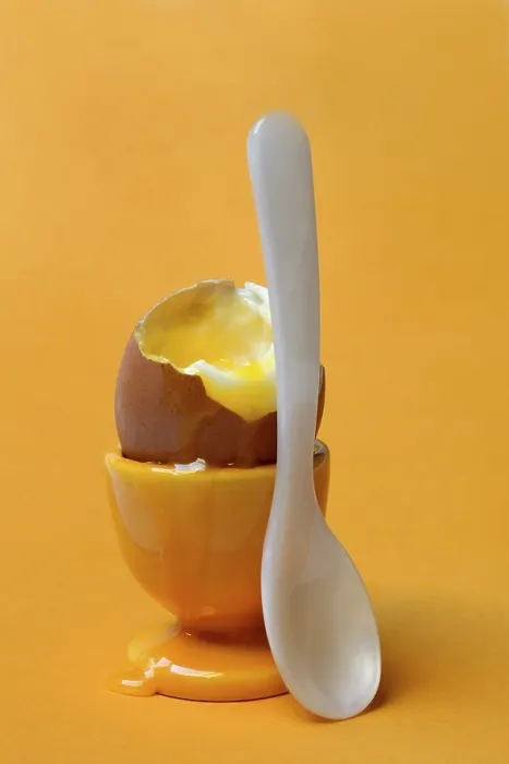 Gerahmter Druck : Weichgekochtes Frühstücksei in Eiercup mit Löffel. Gerahmter Druck : Weichgekochtes Frühstücksei in Eiercup mit Löffel.