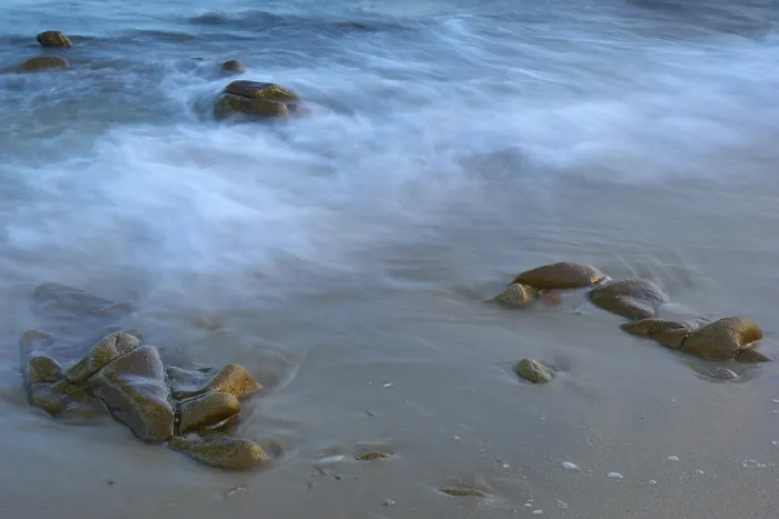 Gerahmter Druck : Sanfte Wellen brechen an einem Strand. Gerahmter Druck : Sanfte Wellen brechen an einem Strand.