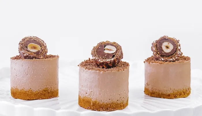Gerahmter Druck : Häufchenkuchen mit Haselnüssen isoliert. Gerahmter Druck : Häufchenkuchen mit Haselnüssen isoliert.