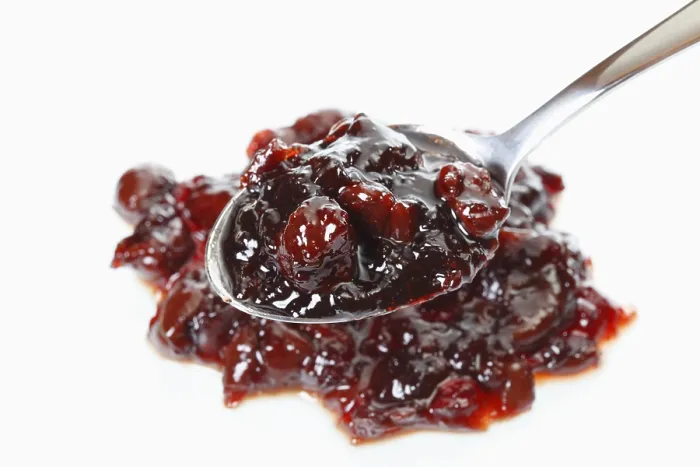 Gerahmter Druck : Sauerkirschenmarmelade mit einer Gabel. Gerahmter Druck : Sauerkirschenmarmelade mit einer Gabel.