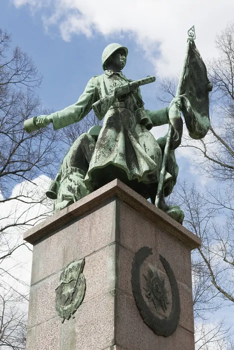Gerahmter Druck : Sowjetischer Soldat mit Waffe und Flagge. Gerahmter Druck : Sowjetischer Soldat mit Waffe und Flagge.